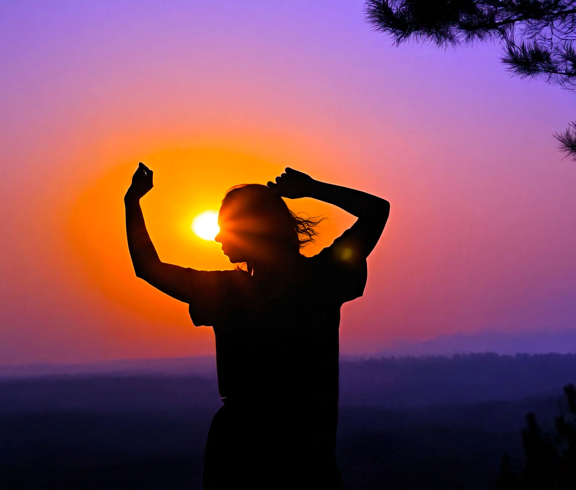 silhouette dansant dans le coucher de soleil très coloré