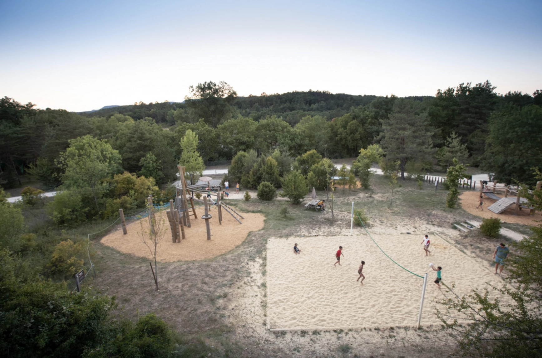 Terrain de volley et jeux enfants Huttopia ardèche